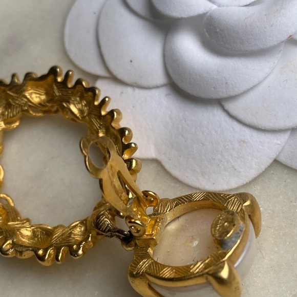 Givenchy gold tone and faux Pearl vintage clip on single earring - Picture 4 of 8
